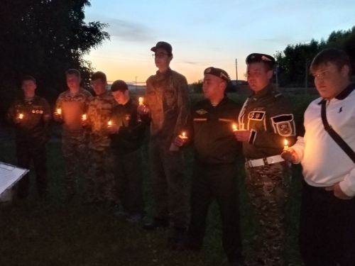 В День памяти и скорби в Янга-Ауле зажгли свечи у памятника