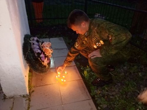 В День памяти и скорби в Янга-Ауле зажгли свечи у памятника