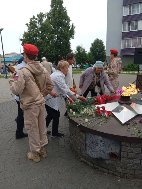 Серебряные волонтёры Агрыза возложили цветы к Вечному огню в День памяти и скорби