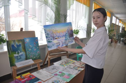 «Когда рисую, получаю душевное наслаждение»: история юной художницы Иделии Ишмурзиной