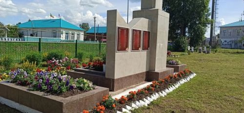 Иж-Бубый авылындагы обелиск чәчәкләргә күмелгән