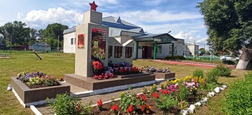Иж-Бубый мәктәбе бакчасын матурлауда укучылар зур тырышлык куя