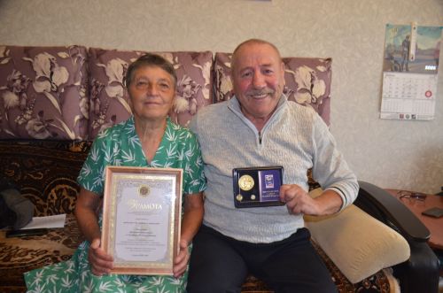 50 лет вместе: Аркадий и Земфира Линьковы удостоены медали «За любовь и верность»