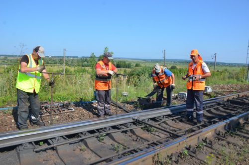 Работа в жару и стужу: монтеры пути ПЧ-23 обеспечивают безопасность движения поездов