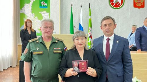Ленар Нургаянов вручил Орден Мужества матери бойца и награду творческому коллективу