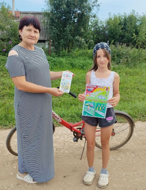Салагыш китапханәсе мөдире Раилә Тимофеева балаларга юлда йөргәндә кагыйдәләрне искәртте