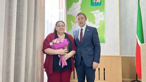 Глава Агрызского района вручил медаль волонтеру объединения «Сила – в единстве»