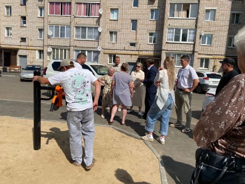 Глава района проверил ход реализации проекта «Наш двор» в Агрызском районе