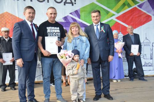 В Агрызе состоялась церемония награждения в День Республики Татарстан и День города