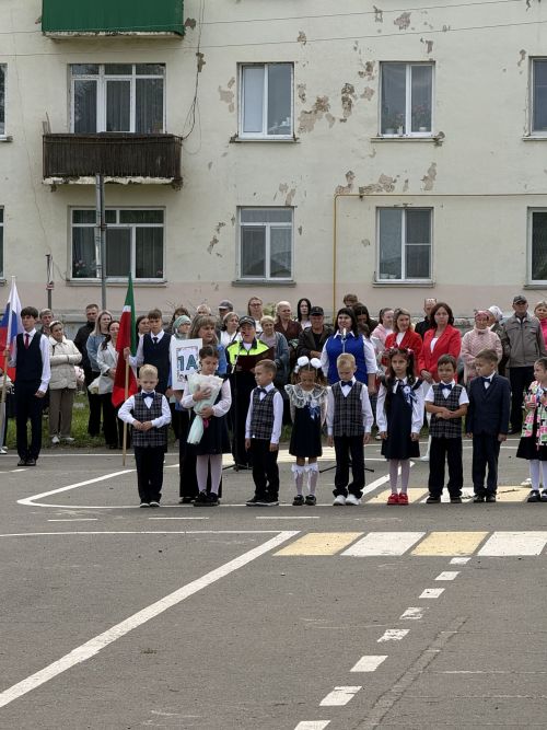 В школе № 4 во время торжественной линейки прошла акция «Внимание — дети!»