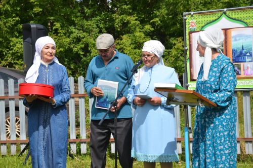 Связующий мост времен: презентация книги «Сукман — родина предков» прошла в родном селе авторов