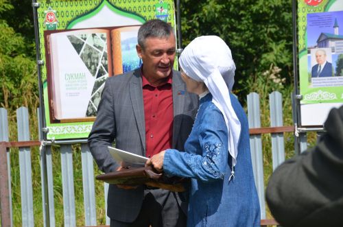 Связующий мост времен: презентация книги «Сукман — родина предков» прошла в родном селе авторов