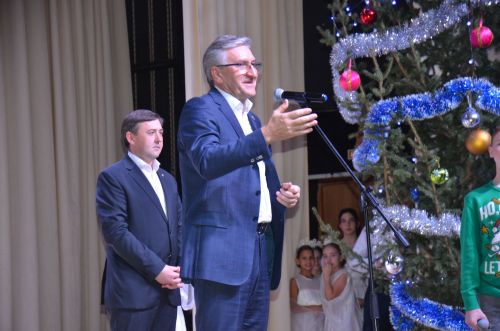 Новогоднее представление «Новогоднее путешествие» для детей Агрызского района