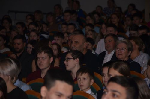 Новогоднее представление «Новогоднее путешествие» для детей Агрызского района