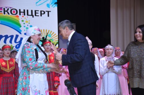 Триумф талантов: в Агрызском районе прошёл гала-концерт «Радуга культур»