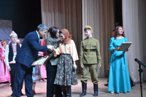 Триумф талантов: в Агрызском районе прошёл гала-концерт «Радуга культур»