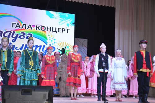 Триумф талантов: в Агрызском районе прошёл гала-концерт «Радуга культур»
