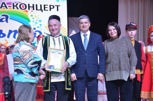 Триумф талантов: в Агрызском районе прошёл гала-концерт «Радуга культур»