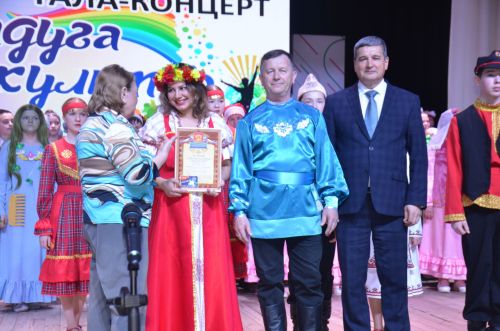 Триумф талантов: в Агрызском районе прошёл гала-концерт «Радуга культур»