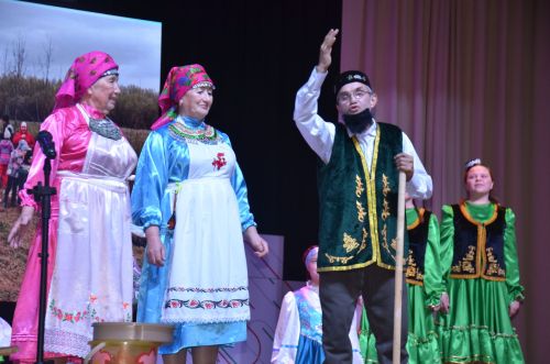 Триумф талантов: в Агрызском районе прошёл гала-концерт «Радуга культур»
