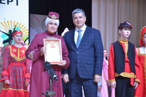 Триумф талантов: в Агрызском районе прошёл гала-концерт «Радуга культур»