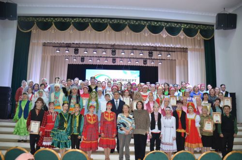 Триумф талантов: в Агрызском районе прошёл гала-концерт «Радуга культур»