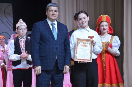 Триумф талантов: в Агрызском районе прошёл гала-концерт «Радуга культур»