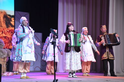 Триумф талантов: в Агрызском районе прошёл гала-концерт «Радуга культур»
