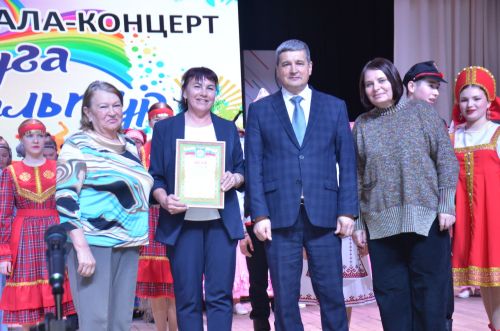 Триумф талантов: в Агрызском районе прошёл гала-концерт «Радуга культур»