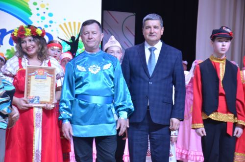 Триумф талантов: в Агрызском районе прошёл гала-концерт «Радуга культур»
