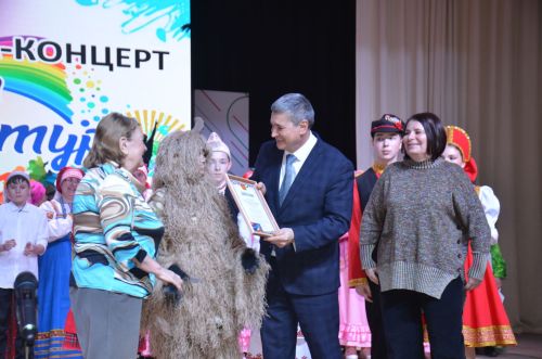 Триумф талантов: в Агрызском районе прошёл гала-концерт «Радуга культур»