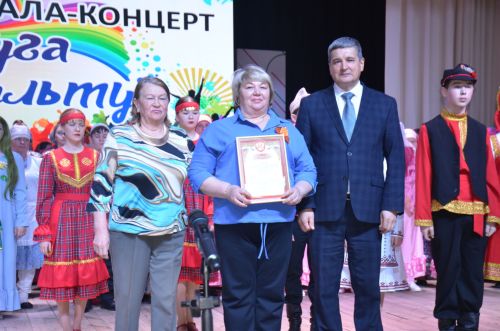 Триумф талантов: в Агрызском районе прошёл гала-концерт «Радуга культур»