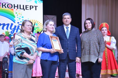 Триумф талантов: в Агрызском районе прошёл гала-концерт «Радуга культур»