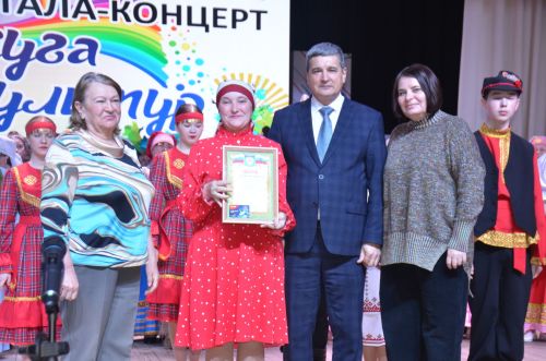 Триумф талантов: в Агрызском районе прошёл гала-концерт «Радуга культур»