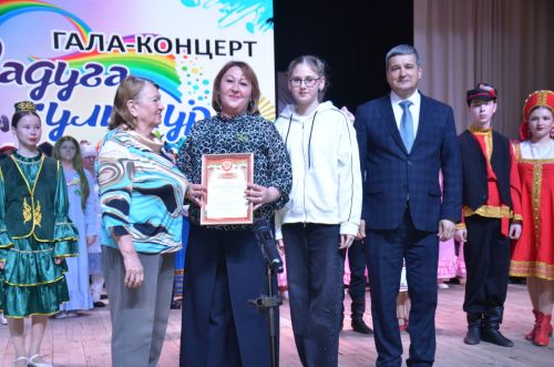 Триумф талантов: в Агрызском районе прошёл гала-концерт «Радуга культур»
