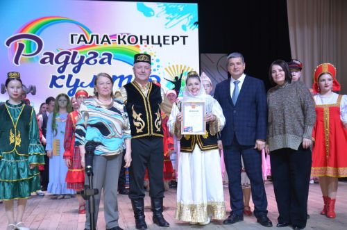 Триумф талантов: в Агрызском районе прошёл гала-концерт «Радуга культур»