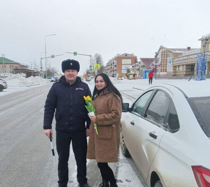 Инспекторы ОГИБДД Агрызского района подарили женщинам праздничное настроение