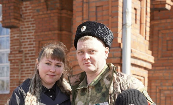 «Сначала была обижена, что оставляет нас. А сейчас понимаю: пока он там, мы спим спокойно». История семьи участника СВО из Агрыза