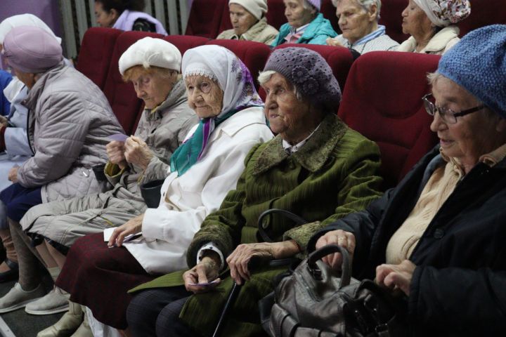 В молодежном центре прошло культурно-развлекательное мероприятие “Бабуля-шоу”