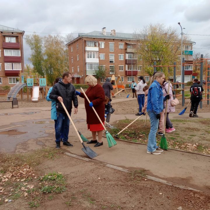 200 человек в Агрызе вышли на расчистку двора многоквартирного дома