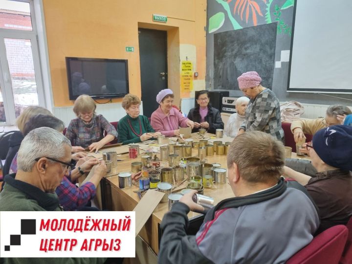 Участники «Клуба активного долголетия» в Агрызе изготовили окопные свечи бойцам СВО