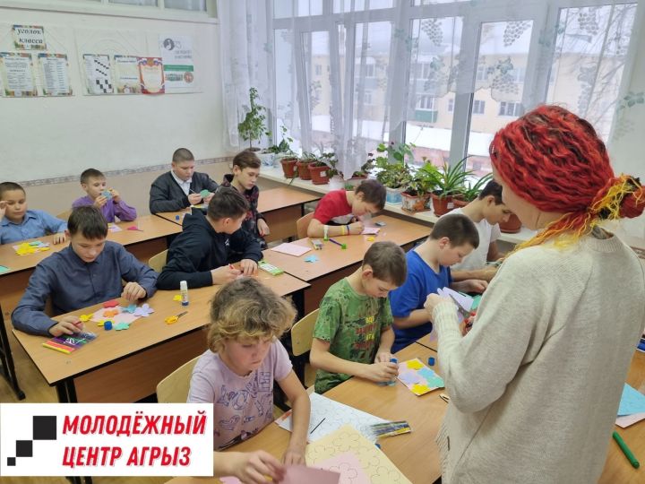 Воспитанники школы-интерната приняли участие в изготовлении открыток ко Дню матери