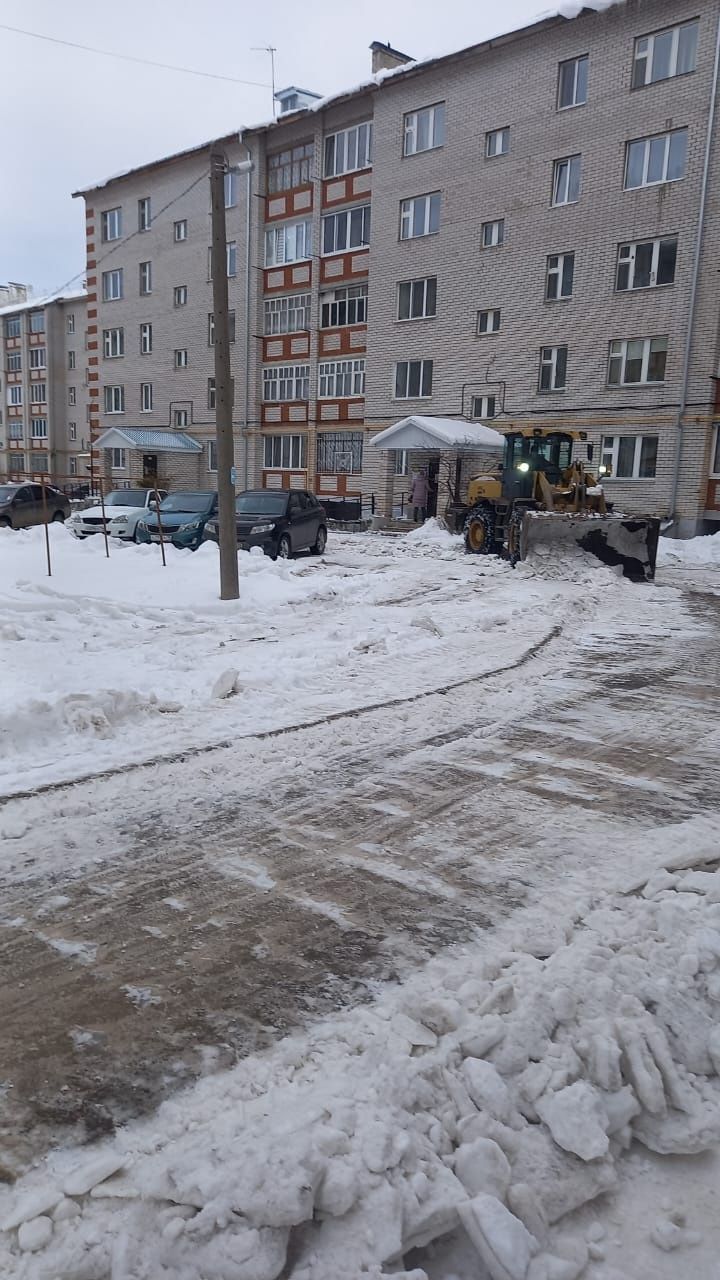 В Агрызе продолжается расчистка придомовых территорий