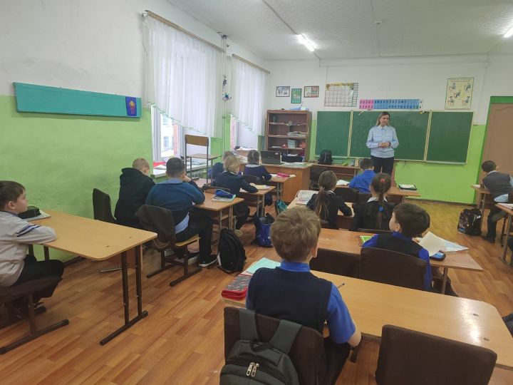 Учащимся школы №4 напомнили о важности соблюдения ПДД