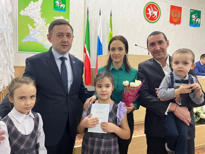 Ленар Нургаянов вручил сертификаты на жилье молодым семьям
