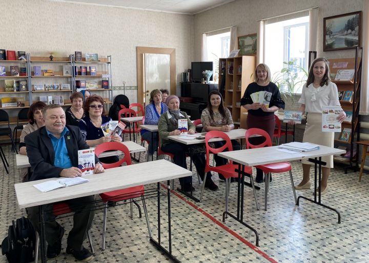 Посетителям Центральной библиотеки г.Агрыз рассказали о  расширении прав и возможностей потребителей посредством перехода к экологически чистой энергии и продукции