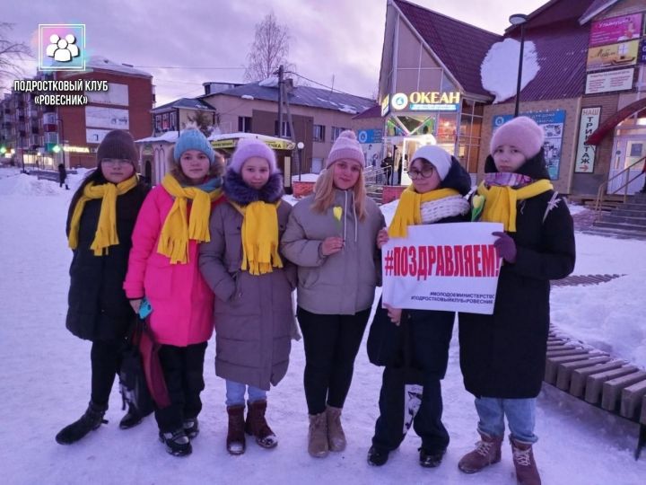 Жительниц Агрыза поздравляли прямо на улицах города