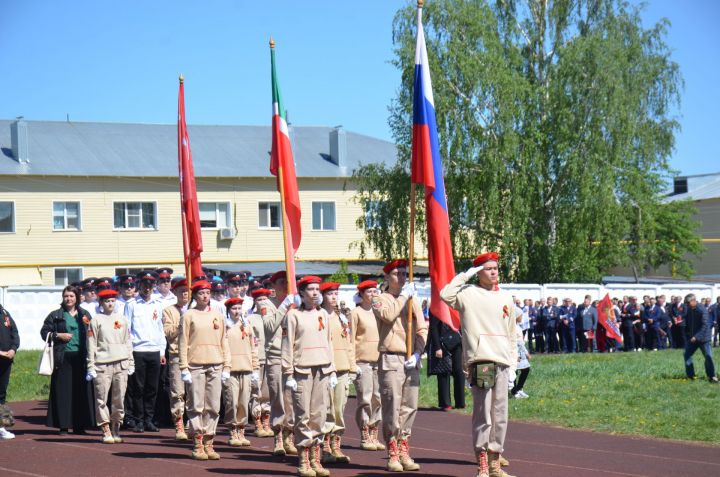 Юнармейцы несли Знамя Победы на празднике в Агрызе