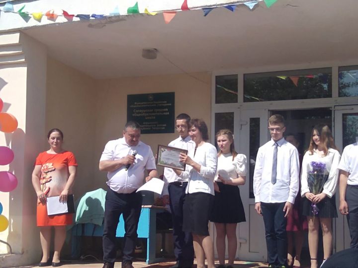 В Салаушах выпускников поздравил руководитель Аппарата Совета района