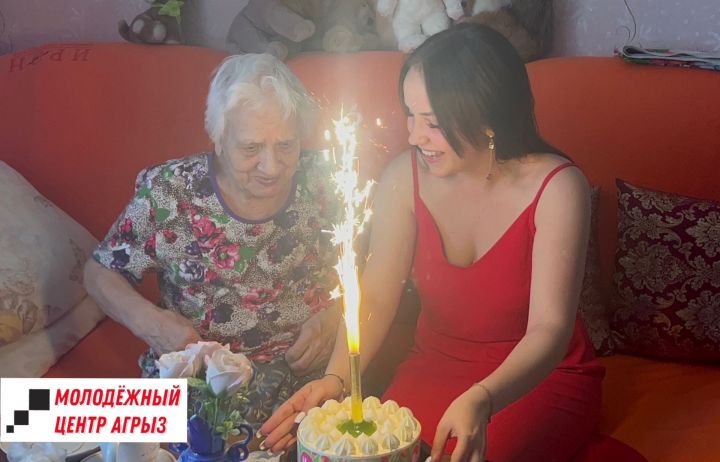 Активисты поздравили с днем рождения Валентину Титову